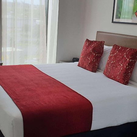 Ramada Suites by Wyndham Manukau Auckland Bagian luar foto